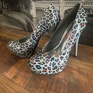 Never worn high heel pumps that are gray with multicolored leopard print❣️
